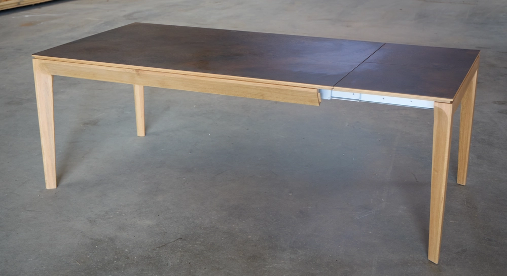 Table extensible 6 à 10 personnes en chêne et céramique allonge céramique avec bois teinte naturelle et plateau céramique brune oxydée 160x100 cm Table extensible 6 à 10 personnes en chêne et céramique allonge céramique avec bois teinte naturelle et plateau céramique brune oxydée 160x100 cm