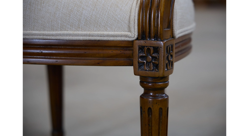 Fauteuil ancien style Louis XVI bois teinte foncée et tissu beige naturel Fauteuil ancien style Louis XVI bois teinte foncée et tissu beige naturel