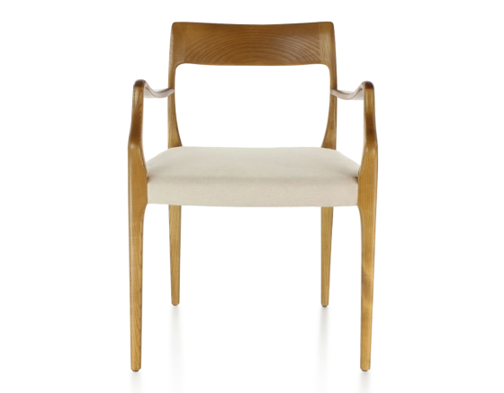 Chaise scandinave avec accoudoirs bois teinte merisier assise tissu camel