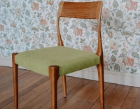 Chaise scandinave bois teinte merisier assise tissu vert pomme Chaise scandinave bois teinte merisier assise tissu vert pomme