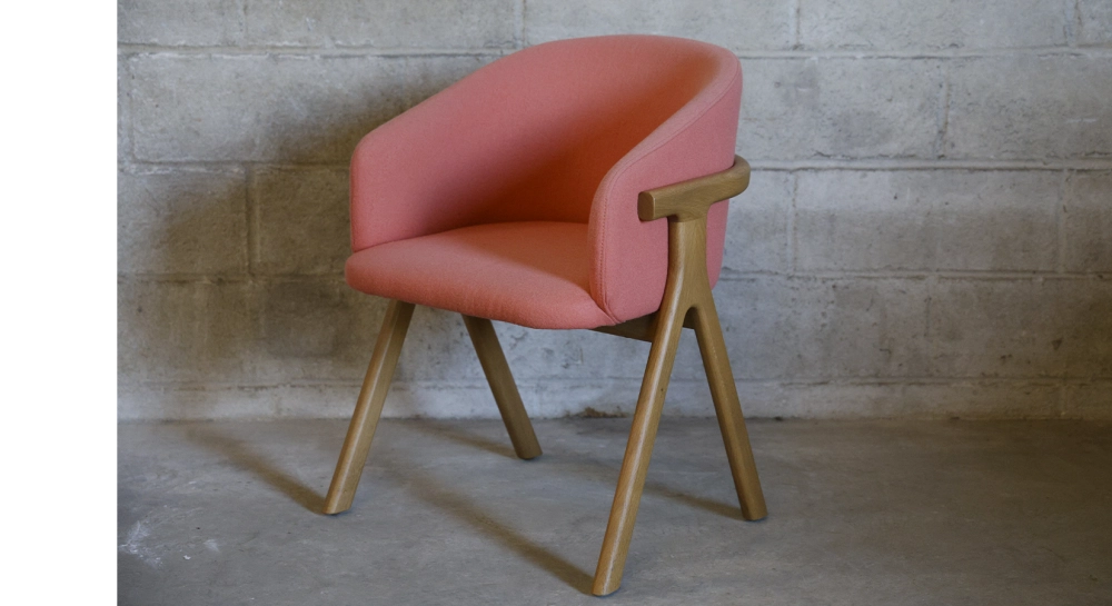 Chaise design en frêne bois teinte naturelle assise tissu en laine bouillie rose