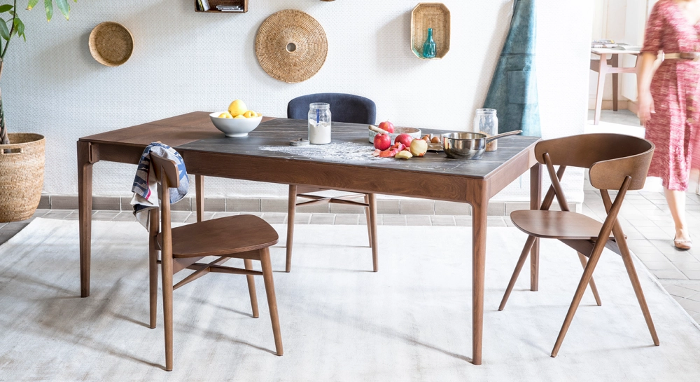 Table extensible en chêne 6 à 12 personnes avec plateau et allonges bois teinte marron foncé 140x100 cm Table extensible en chêne 6 à 12 personnes avec plateau et allonges bois teinte marron foncé 140x100 cm
