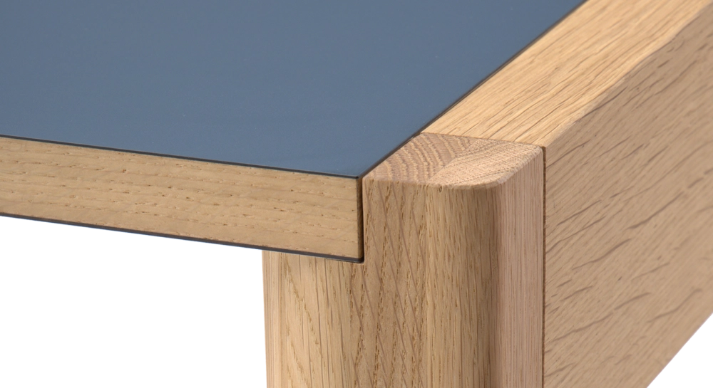 Bureau bench 2 postes chêne teinte naturelle plateau fenix bleu foncé 140x160 Bureau bench 2 postes chêne teinte naturelle plateau fenix bleu foncé 140x160
