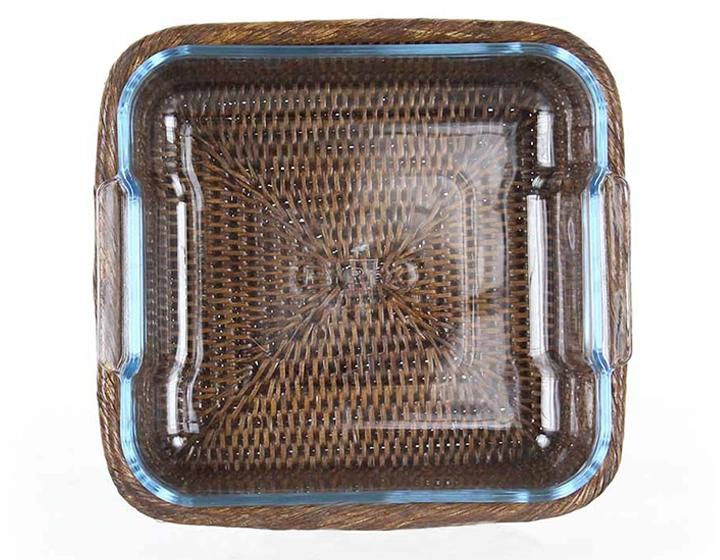 Square Pyrex dish with brown rattan stand Square Pyrex dish with brown rattan stand