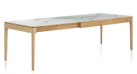 Table extensible 8 à 12 personnes en chêne et céramique allonges céramique avec bois teinte naturelle et plateau et allonges céramique effet marbre blanc 160x100 cm