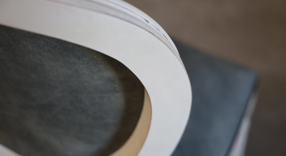 Chaise ancienne style Louis XVI bois teinte cérusée blanche et tissu gris bleu