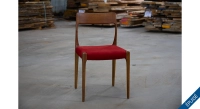Chaise scandinave bois teinte noyer assise tissu rouge Chaise scandinave bois teinte noyer assise tissu rouge