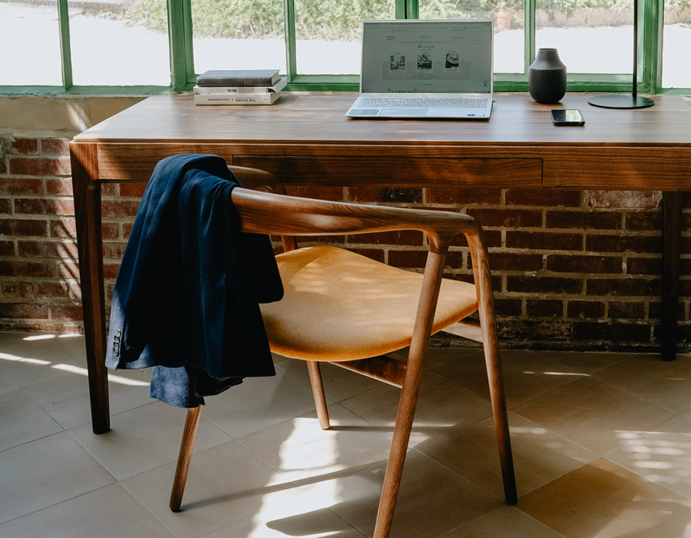 Bureau design en noyer teinte naturelle L150 cm Bureau design en noyer teinte naturelle L150 cm