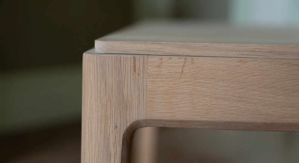 Extensible table for 6 to 10 people in oak and ceramic with wood extensions with natural wood finish and ossido ceramic top. 160x100 cm
