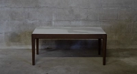 Round coffee table in oak and ceramic dark brown stained wood with a white marble-effect ceramic tabletop. 100x100 cm