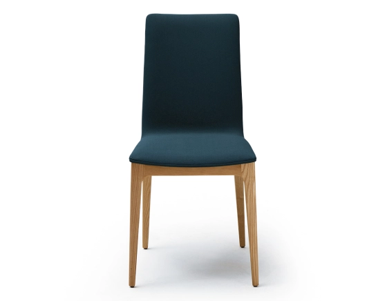 Chaise design bois teinte naturelle assise tissu bleu marine