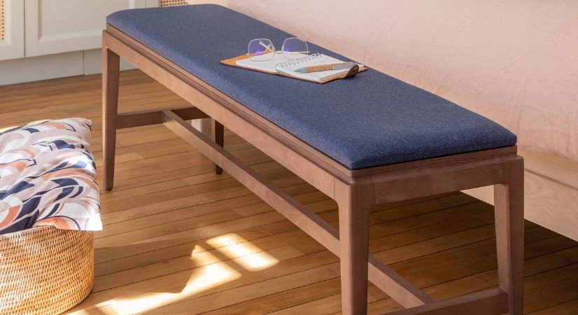 Banc design bois teinte noyer assise tissu bleu marine L120 cm Banc design bois teinte noyer assise tissu bleu marine L120 cm