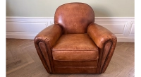 Fauteuil club cuir marron vintage accoudoirs cloutés Fauteuil club cuir marron vintage accoudoirs cloutés
