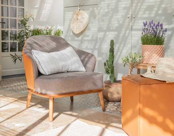 Fauteuil design cuir caramel et tissu brun