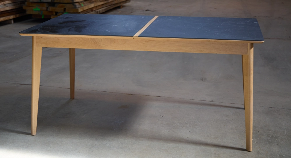 Table extensible 8 à 10 personnes en chêne et céramique allonges bois avec bois teinte naturelle et plateau céramique effet ardoise 160x90 cm Table extensible 8 à 10 personnes en chêne et céramique allonges bois avec bois teinte naturelle et plateau céramique effet ardoise 160x90 cm