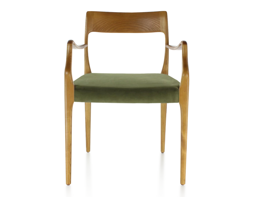 Chaise scandivave avec accoudoirs bois teinte merisier assise tissu vert olive