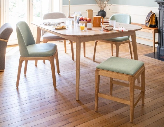 Tabouret design H45 cm bois teinte naturelle assise tissu vert sauge