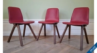 Lot de 3 chaises design chêne teinte foncée et cuir de vachette bordeaux Lot de 3 chaises design chêne teinte foncée et cuir de vachette bordeaux