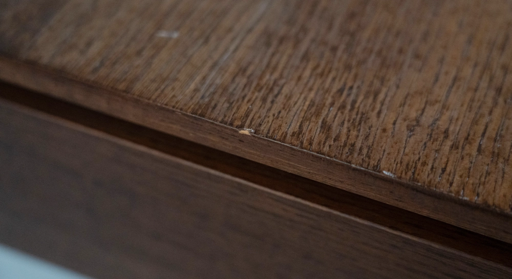 Extensible table for 6 to 8 people in oak and ceramic with ceramic extension with dark stained wood and a slate effect ceramic top and extension. 140x100 cm