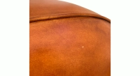 Fauteuil club cuir marron clair accoudoirs cloutés