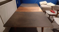 Table extensible 6 à 8 personnes en noyer et céramique allonges bois avec bois teinte naturelle et plateau céramique brun oxydé