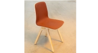 Chaises design chêne teinte naturelle et tissu rouge bordeaux Chaises design chêne teinte naturelle et tissu rouge bordeaux