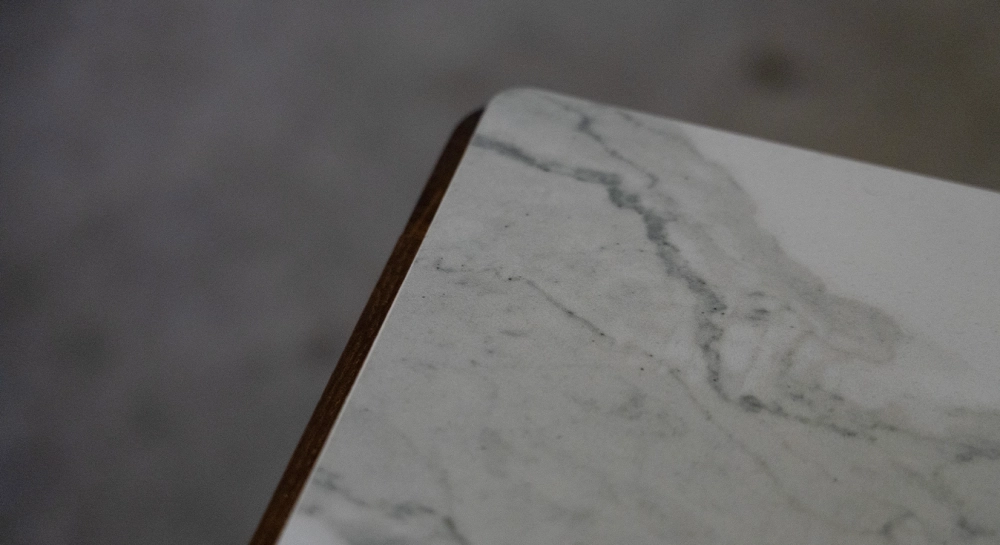 Round coffee table in oak and ceramic dark brown stained wood with a white marble-effect ceramic tabletop. 100x100 cm