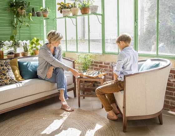 Fauteuil ancien bois teinte noyer et tissu beige naturel